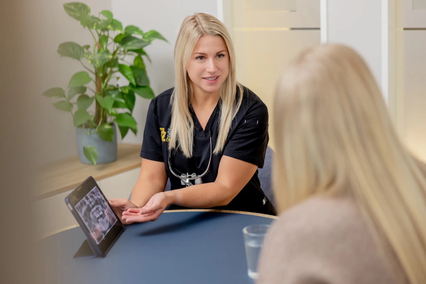 Behandlerin im Zahnzentrum Olpe erklärt einer Patientin eine Aufnahme